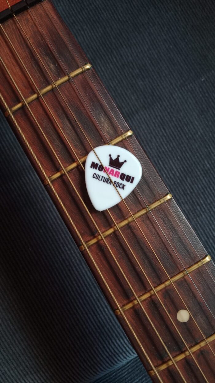 puas de guitarra personalizadas MONARQUI